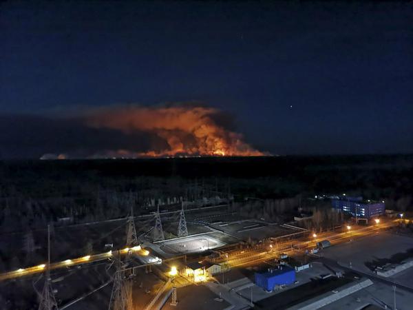 Eine Aufnahme vom Sonntag zeigt den Großbrand um das Kernkraftwerk Tschernobyl.
