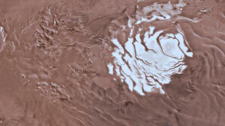 Die Computergrafik zeigt das Ebenengebiet des südlichen Marspols, "Planum Australe". Die farbig markierten stellen zeigen einen von Themis untersuchten Bereich. Die dunkelblauen Stellen sollen die Präsenz von flüssigen Wasser zeigen.