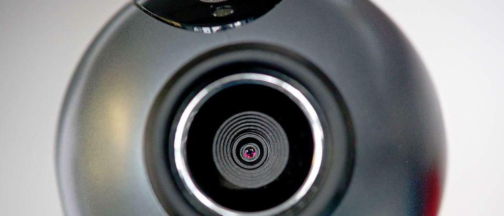 Hacker haben nach Angaben britischer Datenschützer weltweit tausende private und geschäftliche Webcams geknackt 