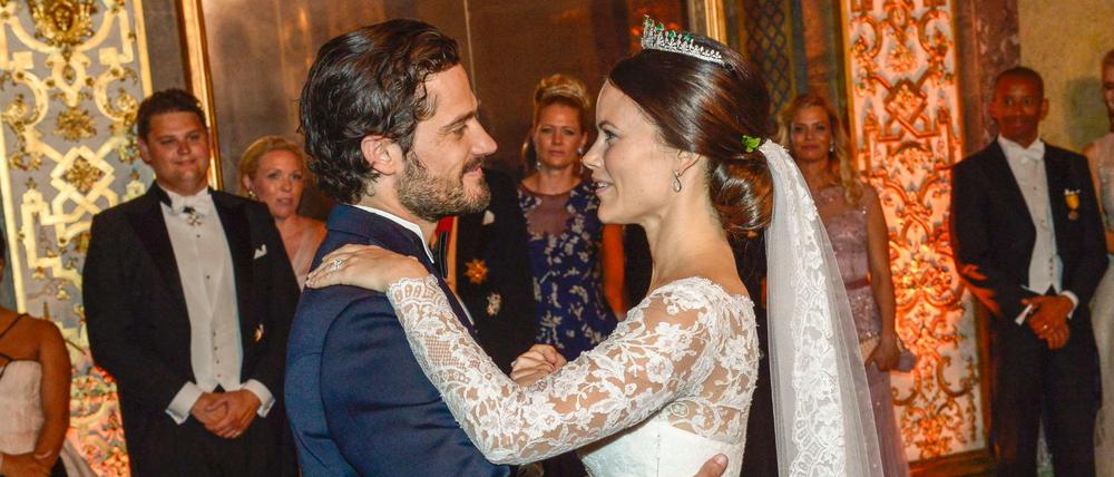 Das schwedische Brautpaar beim Tanz: Prinz Carl Philip und Prinzessin Sofia im Königspalas in Stockholm am Samstag. 
