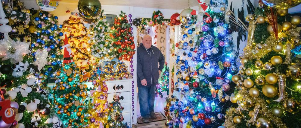 Thomas Jeromin hat mit 444 Weihnachtsbäumen in seinem Haus einen neuen Weltrekord aufgestellt.