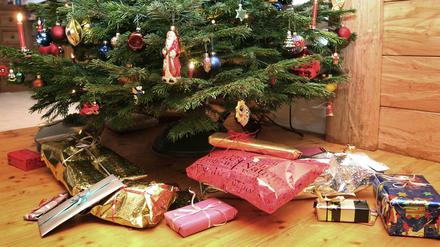 Geschenke unterm Weihnachtsbaum.