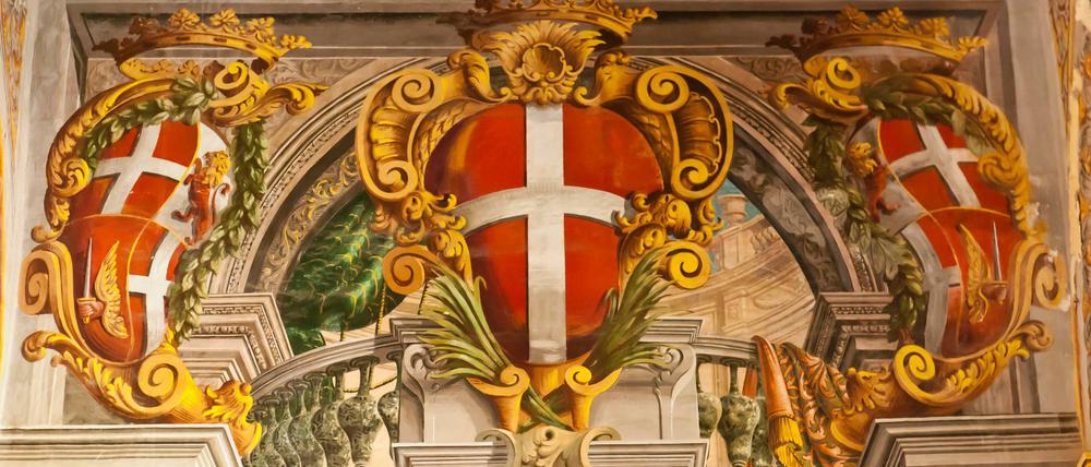 Weißes Kreuz auf rotem Grund - das Wappen der Malteser. Bei dem Orden herrscht derzeit große Unruhe.