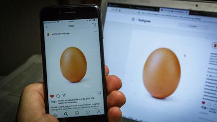 Weltrekord Ei im sozialen Netzwerk Instagram. Ein normales Ei ist der beliebteste Beitrag von Instagram. Mehr als 24 Millionen Menschen haben auf gefällt mir geklickt und damit den bisherigen Rekord von Kylie Jenners gebrochen. 