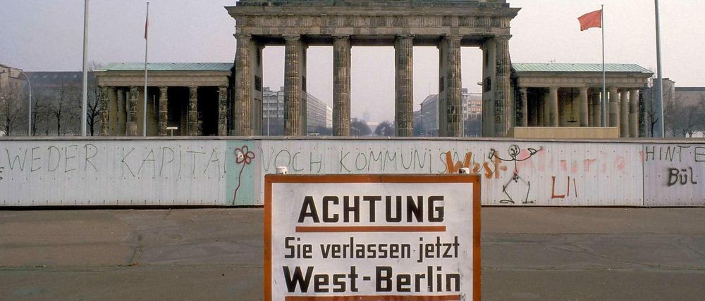 Warnschild vor dem Brandenburger Tor. Achtung, Sie verlassen jetzt West-Berlin.