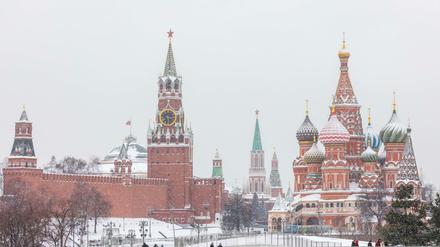Der schneebedeckte Kreml und die Basilius-Kathedrale in Moskau