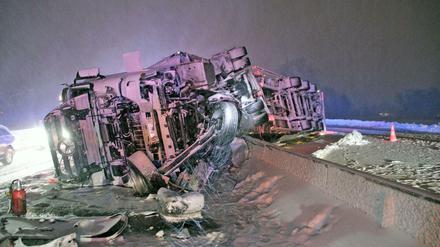 Umgestürzter LKW auf der Autobahn 8 in der Nähe von Bernau