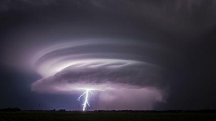 Ein Blitz entlädt sich während eines schweren Gewitters (Symbolbild)