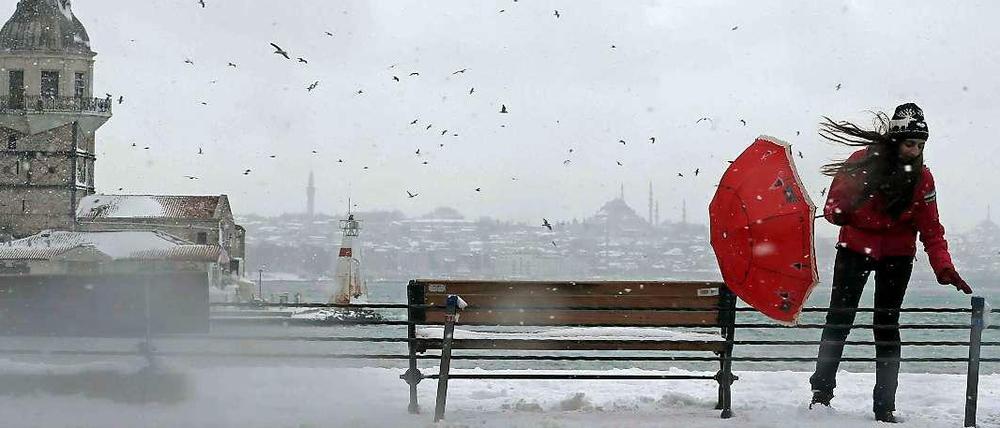 Am Mittwoch in Istanbul: Ein Schneesturm sorgt für Chaos auf den Straßen.