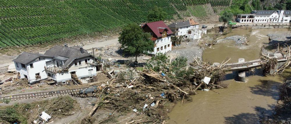 Entwurzelte Bäume liegen nach dem Unwetter neben komplett zerstörten Häusern am Ufer der Ahr in Marienthal.