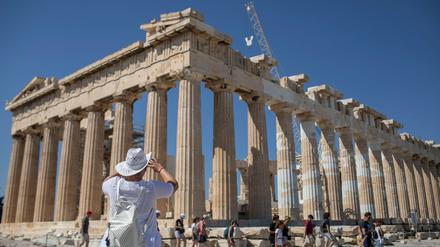 Eine Touristin macht Fotos vom Parthenon auf der Athener Akropolis. 