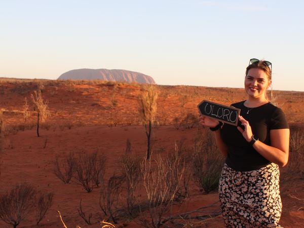 Die 21-jährige Line Sophia Schallmayer aus Frankfurt steht nahe dem Uluru/Ayers Rock in Australien.