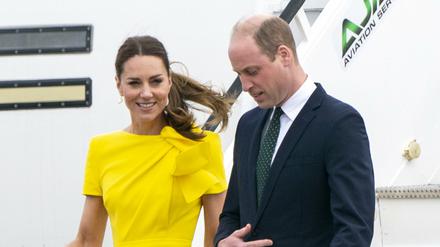 Der britische Prinz William, Herzog von Cambridge, und seine Frau Kate, Herzogin von Cambridge, kommen am Norman Manley International Airport in Jamaika an.