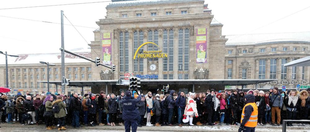 Sachsen, Leipzig: Fahrgäste, darunter Besucher der Buchmesse, stehen dicht gedrängt an einer Haltestelle der Straßenbahn vor dem Leipziger Hauptbahnhof.