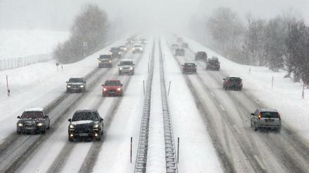 Autos fahren im Schneetreiben auf der schneebedeckten Autobahn A7. (Archivfoto)