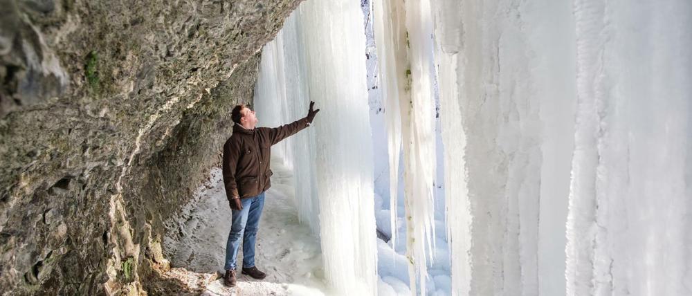 Eiszapfen an einem gefrorenen Wasserfall in Langenfeld.