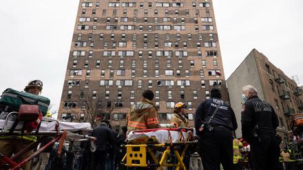 Rettungskräfte am Ort des fatalen Brandes in einem Wohnhaus in New York 