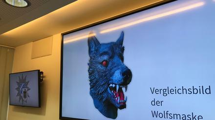 Auf einem Bildschirm im Polizeipräsidium präsentiert die Polizei ein Vergleichsbild einer Wolfsmaske