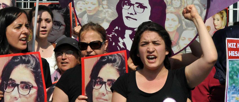Gegen Gewalt gegen Frauen. Frauen demonstrieren vor dem Prozess gegen den Frauenmörder Ahmet Suphi Altindöken in der südtürkischen Stadt Tarsus. 