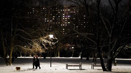 Zwei Spaziergänger in einem Moskauer Park. (Symbolbild)