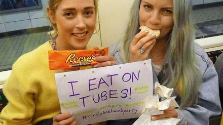Frauen protestieren, indem sie in der Londoner U-Bahn essen.