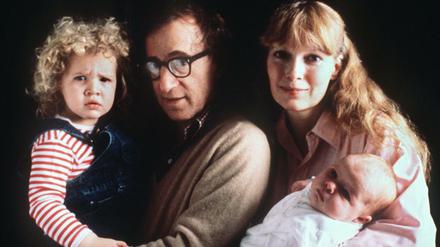 Woody Allen mit seiner damaligen Lebensgefährtin Mia Farrow und der Adoptivtochter Dylan 1988. 