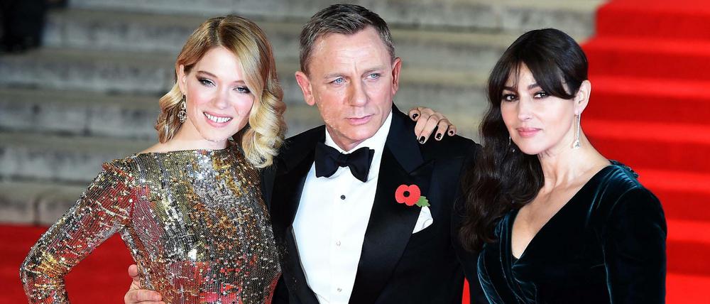 Weltpremiere des James-Bond-Films "Spectre" am Montagabend in London. Daniel Craig mit Lea Seydoux und Monica Bellucci auf dem Roten Teppich.