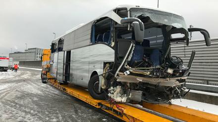 Das Wrack des Busses in Zurich nach dem Unfall auf der A3.