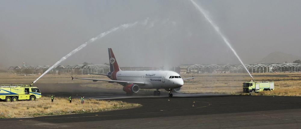 Ein Flugzeug der Yemen Airways wird auf dem Flughafen von Sanaa begrüßt.