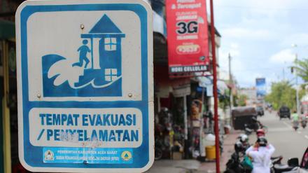 Ein Tsunami-Evakuierungs-Schild in Meulaboh an der Küste Indonesiens. (Archivbild)