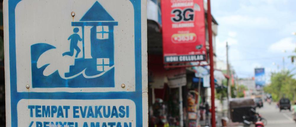 Ein Tsunami-Evakuierungs-Schild in Meulaboh an der Küste Indonesiens. (Archivbild)