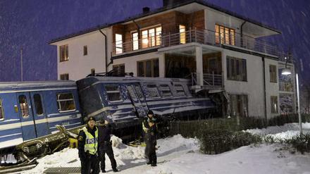 Einen gekaperten Lokalzug hat eine Schwedin frontal in ein mehrstöckiges Wohnhaus bei Stockholm gefahren.