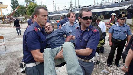 Rettungskräfte versorgen einen verletzten Mann.