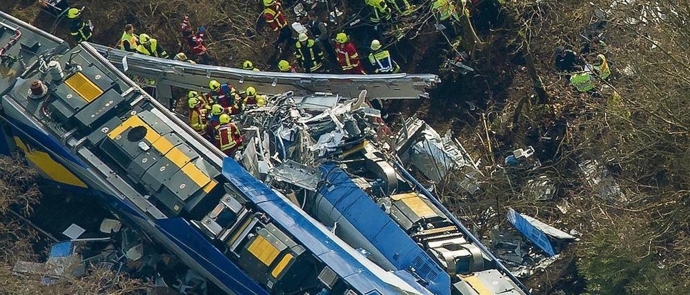 Rettungskräfte an der Unfallstelle des Zugunglücks in der Nähe von Bad Aibling (Bayern)