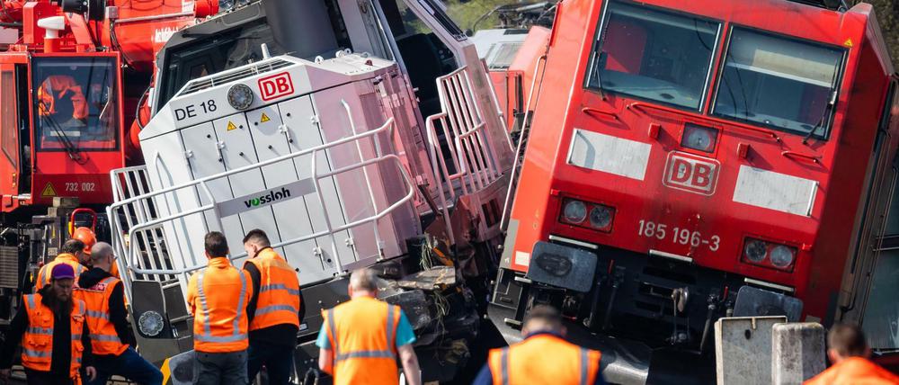 Verunglückte Loks, die am Mittwochabend kollidiert waren, blockieren die Gleise bei Wolfsburg.