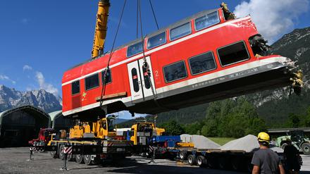  Ein auseinandergeschnittenes Waggonteil wird nach dem Zugunglück in Garmisch-Partenkirchen vom Laster gehoben.