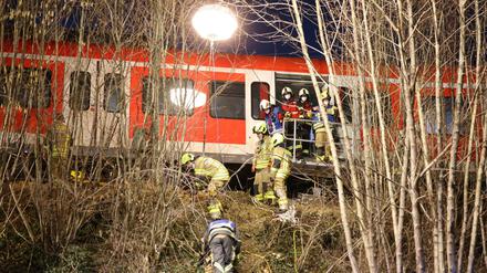 Rettungskräfte arbeiten an der Unfallstelle im Landkreis München.