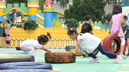 Kinder spielen in Huainan in der Provinz Anhui im Osten Chinas.