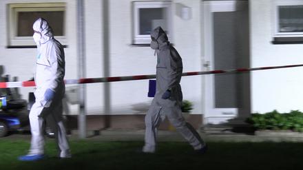 Messerangriff in einer Wohnung in Bad Essen: Polizeibeamte am Tatort