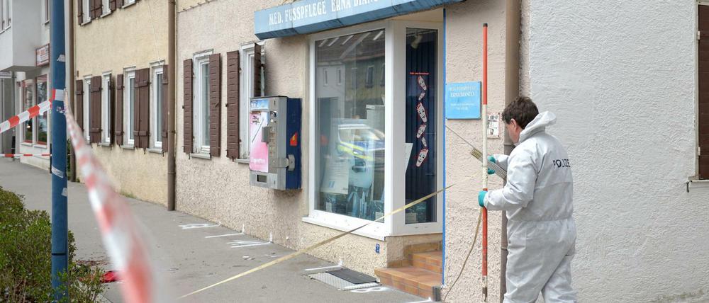 Ein Ermittler der Polizei vermisst am 07.04.2016 einen Tatort vor einem Geschäft in der Innenstadt von Heidenheim (Baden-Württemberg). In Heidenheim sind bei einer Schießerei zwei Männer verletzt worden.