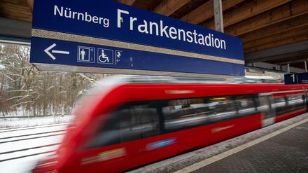 Bei einem Streit in Nürnberg sind zwei Männer von einer S-Bahn überfahren und getötet worden. 