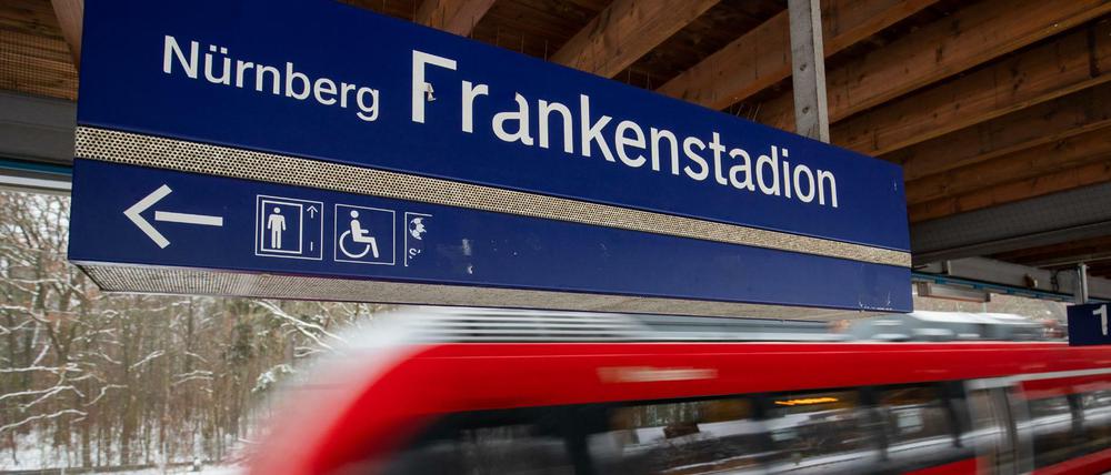 Bei einem Streit in Nürnberg sind zwei Männer von einer S-Bahn überfahren und getötet worden. 