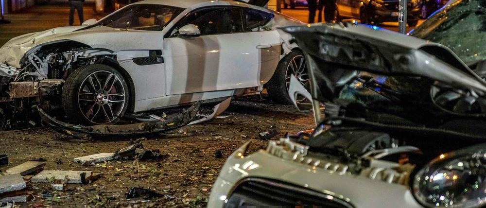 Beim Zusammenprall von zwei Autos sind in Stuttgart zwei Menschen ums Leben gekommen.