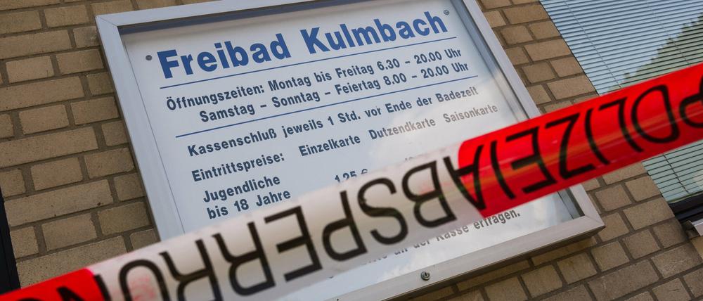 Ein Polizeiabsperrband istvor dem Freibad in Kulmbach (Bayern) zu sehen. Am frühen Sonntagmorgen wurden hier die leblosen Körper von zwei jungen Männern in einem leeren Becken entdeckt.