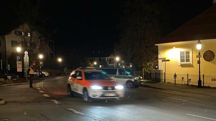 Ein Notarztfahrzeug und Polizeibeamte sind in Tegernsee im Einsatz.