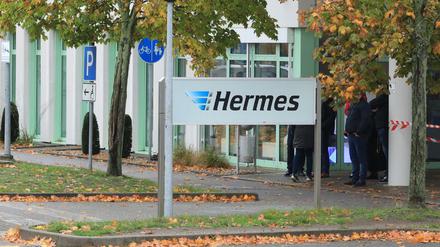 Mitarbeiter vor dem Haupteingang des Paketdienstleisters Hermes in Haldensleben 