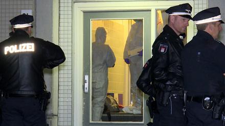 Einsatzkräfte der Polizei vor einem Wohnhaus in Hamburg. Ein zweijähriges Mädchen ist getötet worden.