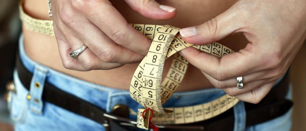 Zwischen Fett und Fasten: Zu viel Gewicht ist ungesund - zu wenig auch.