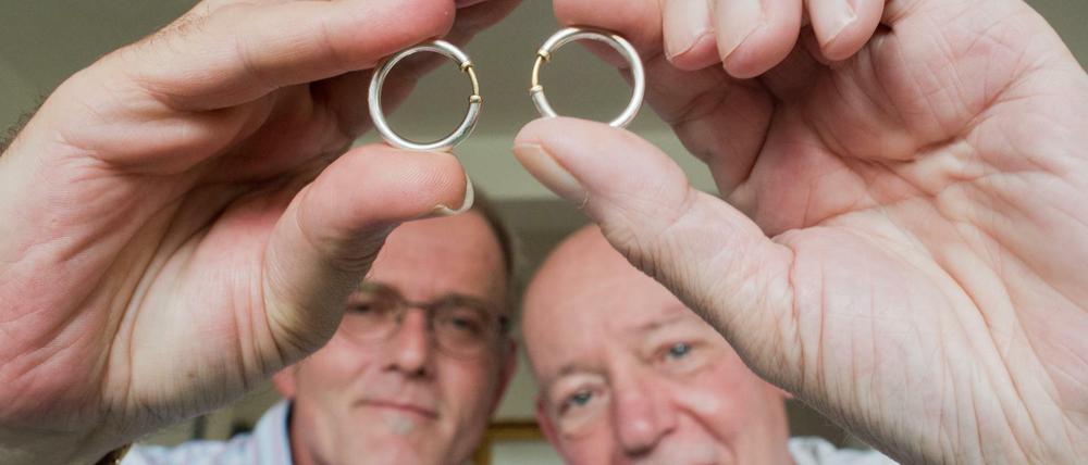 Herren der Ringe. Heinz-Friedrich Harre (r.) und Reinhard Lüschow sind das erste Männer-Paar, das eine eingetragene Lebensparternschaft einging. Am 1. August 2016 sind es 15 Jahre.