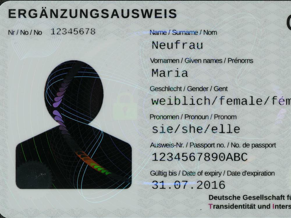 Falscher Name auf der Kontokarte Wie eine trans Kundin bei einer Bank um ihr Recht kämpft